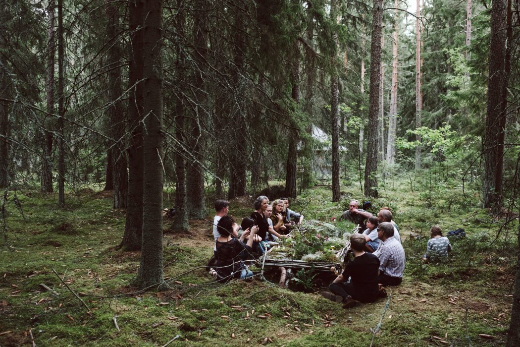 gathering at Gabriele Kubo´s "Komorebi flower table"