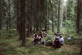 gathering at Gabriele Kubo´s "Komorebi flower table"